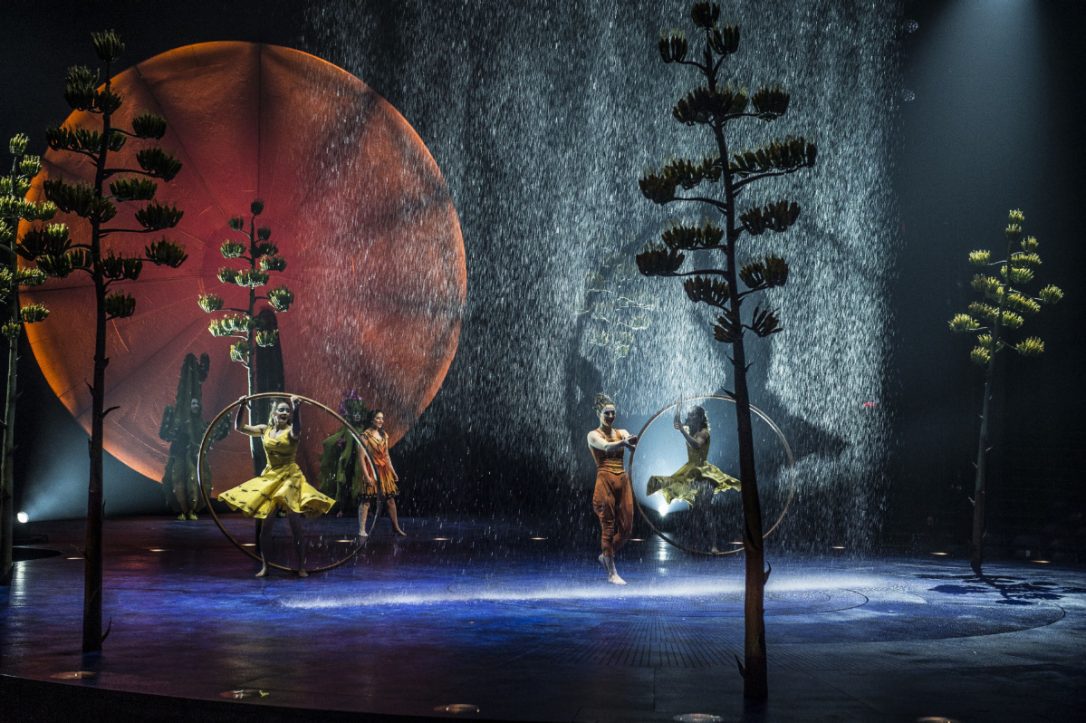 A scene from Luzia featuring "rain" and hoop acrobatics. 