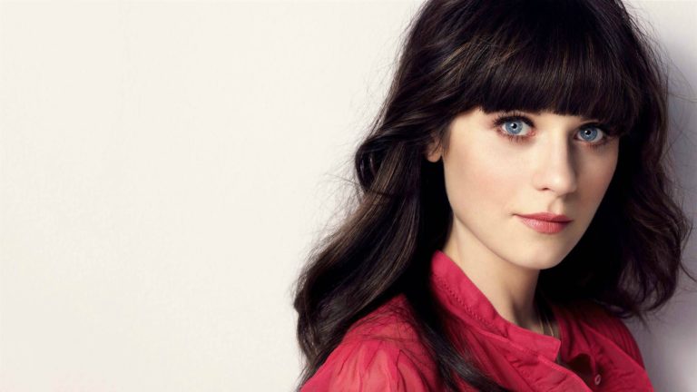 Zooey Deschanel Claims Manager Brought Strangers In Dressing Room