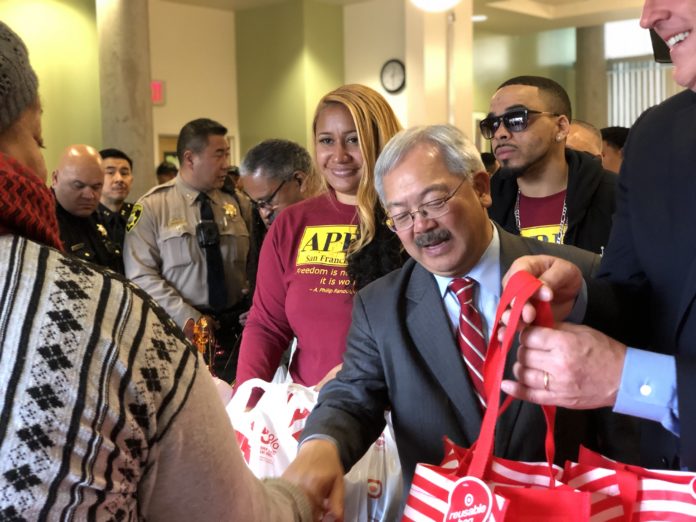 Mayor Lee Participants In Annual Turkey Giveaway Event