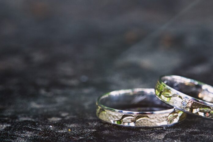 Couple That Bonded Online Over Deceased Pets Marries