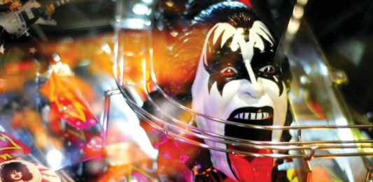 Gene Simmons Gives Patriotic Message At Concert
